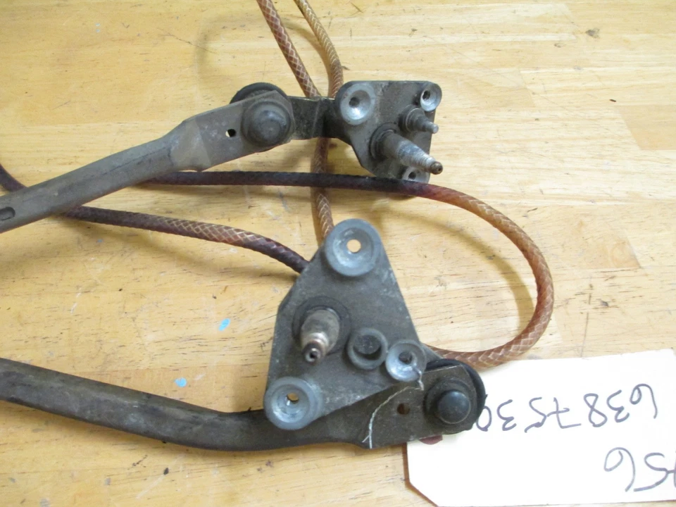 Ferrari 456 GT - Conjunto de acoplamiento de limpiaparabrisas, parte # 63875300 Foto 2 de 3