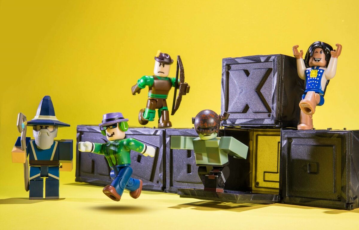 Roblox Series 5 Mystery Pack Gold Cube, 1 RANDOM Figure Virtual Item Code  Jazwares - ToyWiz