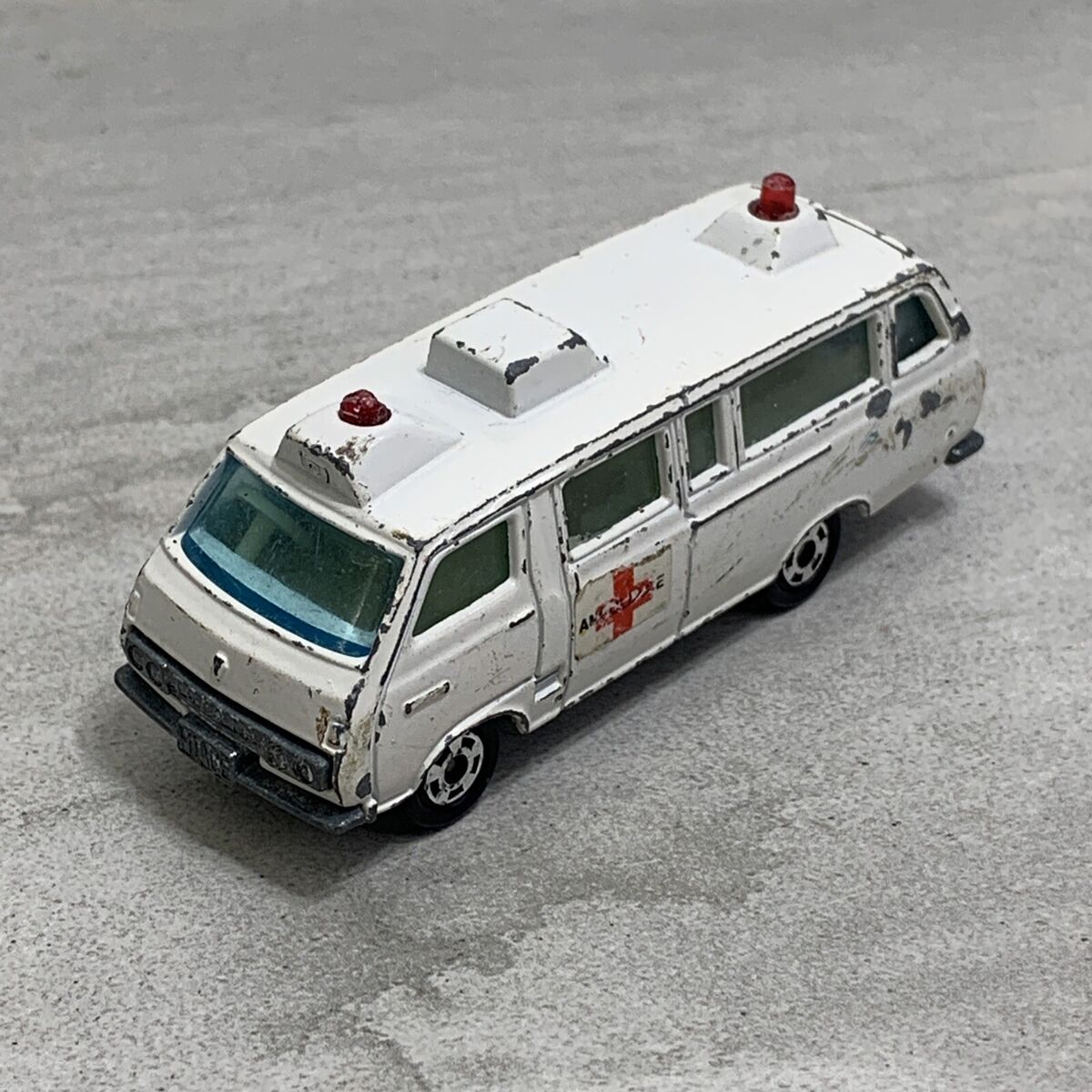 Tomica 1:68 Toyota Hiace Commuter Ambulance Vintage Made in Tomica 1:68 Toyota Hiace Commuter Ambulance Vintage Made in