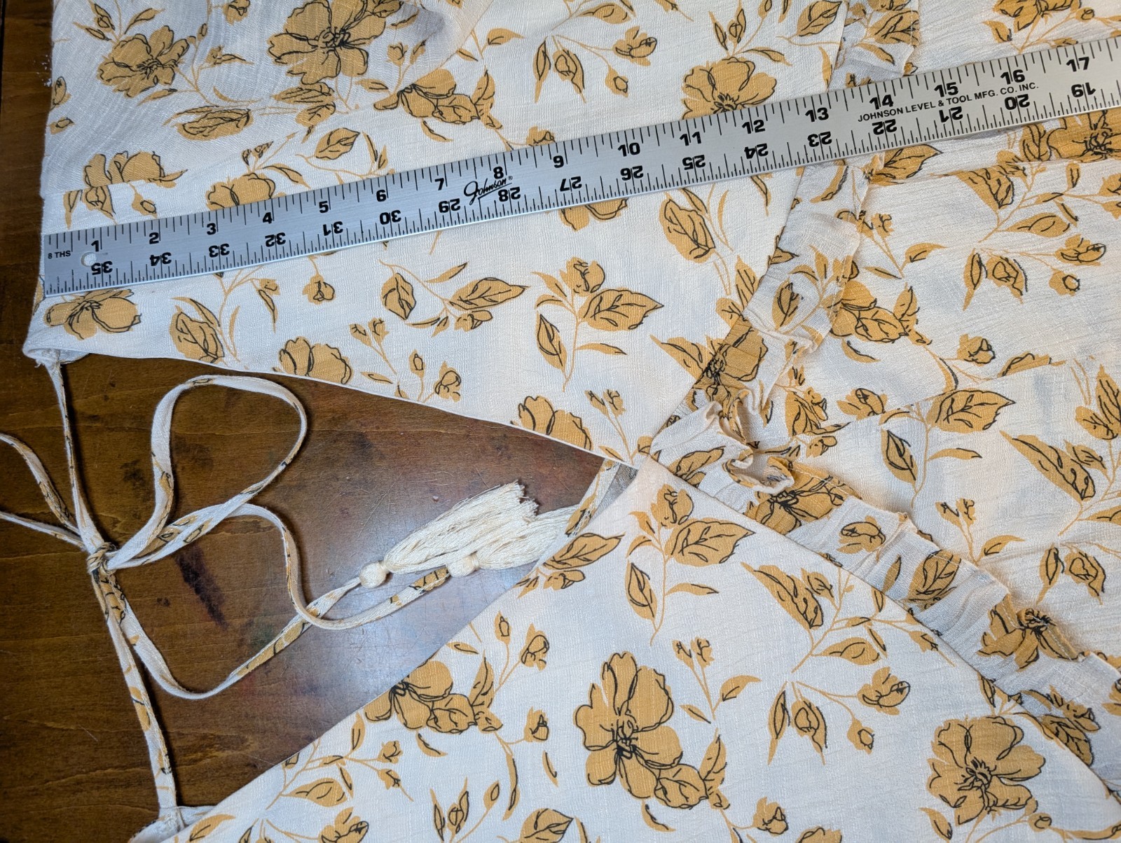 Baevely Mustard Floral Romper  Size  Large V-Neck Fully Lined Short Sleeve 