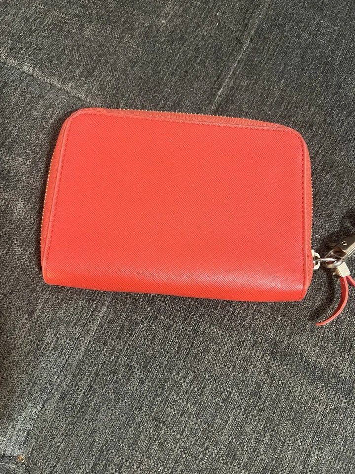 Cartera Stella & Dot Chelsea Tech roja con ribete rosa muñeca cremallera alrededor Foto 3 de 4