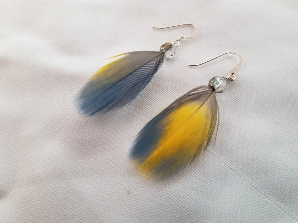 Joyería artesanal Pendientes colgantes plumas azules y amarillas con cuentas de cristal boho Foto 3 de 4