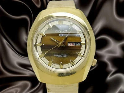 Ricoh Riquartz Dxs Tigre Eye 570011C Ultra-Hard Étui Jour Date Quartz 38mm Homme - Photo 1/4