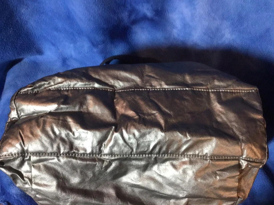 Bolso de Mano Kipling Gris Metálico Recubierto Nylon Cartera con Llavero Mono Metal En Muy Buen Estado Foto 3 de 4