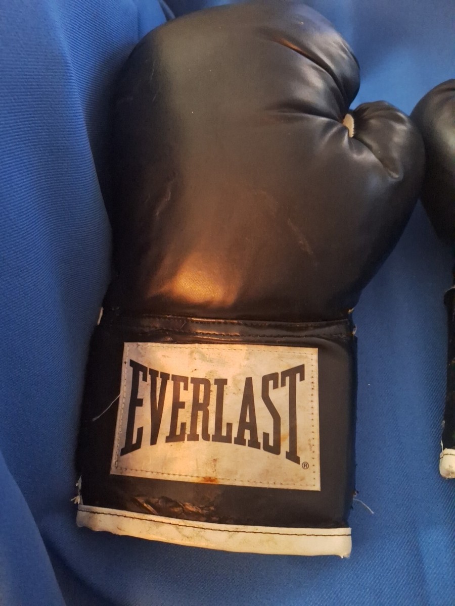 Everlast Black/White Boxing Gloves 12 OZ Pre-Owned Good