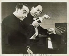 1966 Press Photo Victor Borge, Entertainer, at Trademark Piano - hpa40967