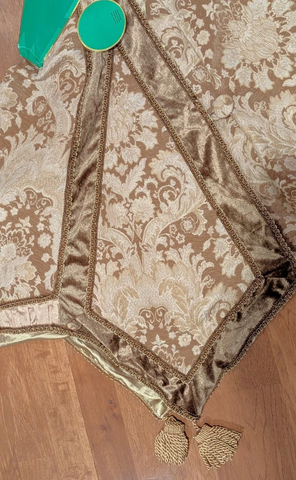 Kingsbury Home Chenille Faux Silk 65" Christmas Tree Skirt Stockings Set of 2 - Image 3 of 4