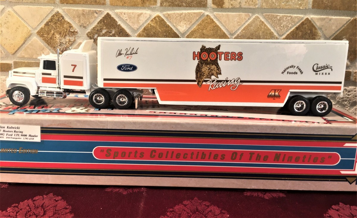 ALAN KULWICKI 1992 7 Hooters Racing Team 1/64 ERTL Transporter & 1