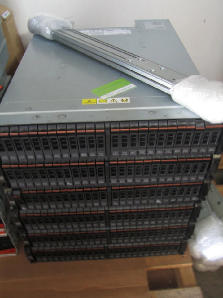 2076-224 - IBM Storwize V7000 expansion enclosure+ 24x 85Y6186 2076-3271- 1TB HD - Image 2 of 2
