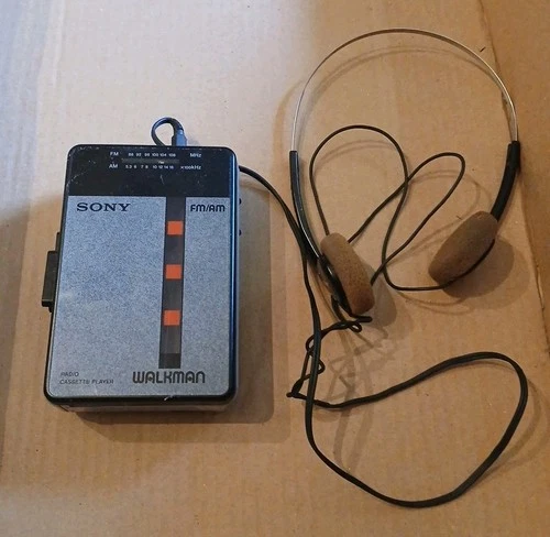 Retro Vintage SONY WALKMAN Cassette And AM/FM Radio Player