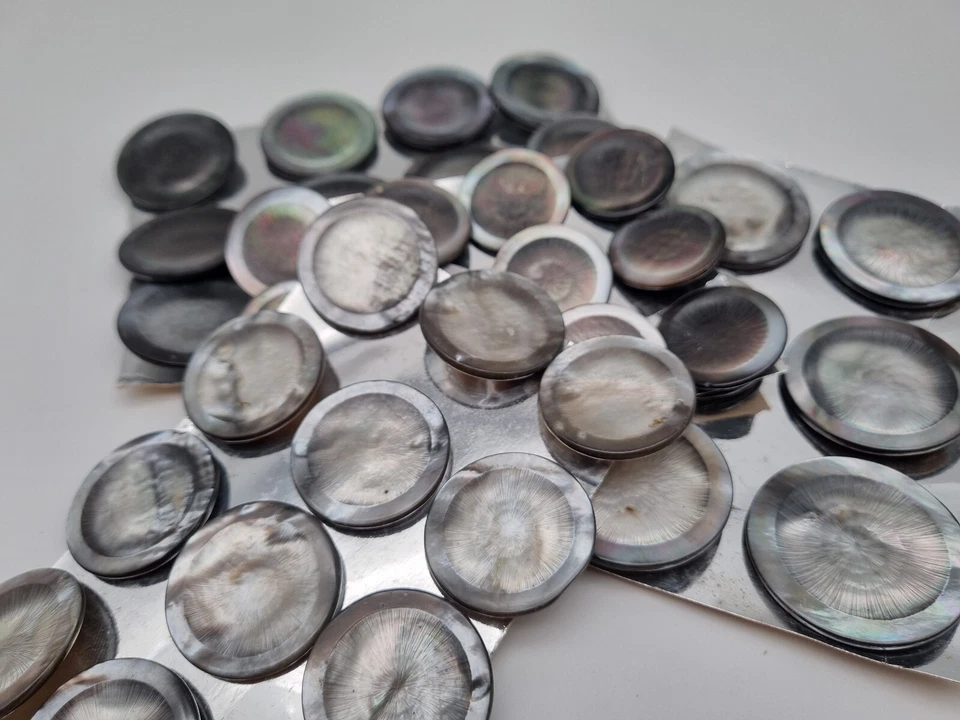 Grauer Perlmutt Ösen-Knopf 23-45 mm Ziseliert / Mother-of-Pearl Button E27 - Bild 2 von 2