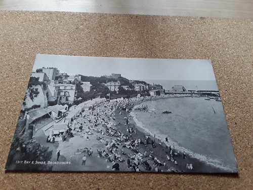 POSTCARD VIKING BAY BROADSTAIRS KENT BEACH HUT TENTS, HOUSES/ HOTELS ON CLIFF - 第 1/1 張圖片
