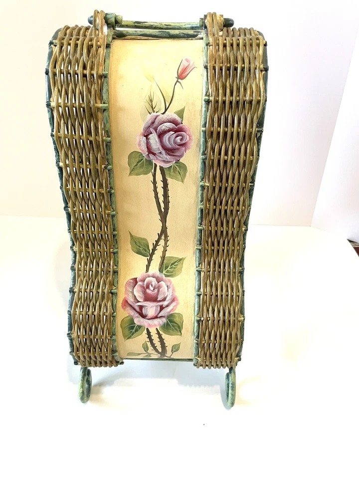 Estante para botellas de vino: marco decorativo de metal verde con paneles laterales de mimbre y rosas Foto 3 de 4