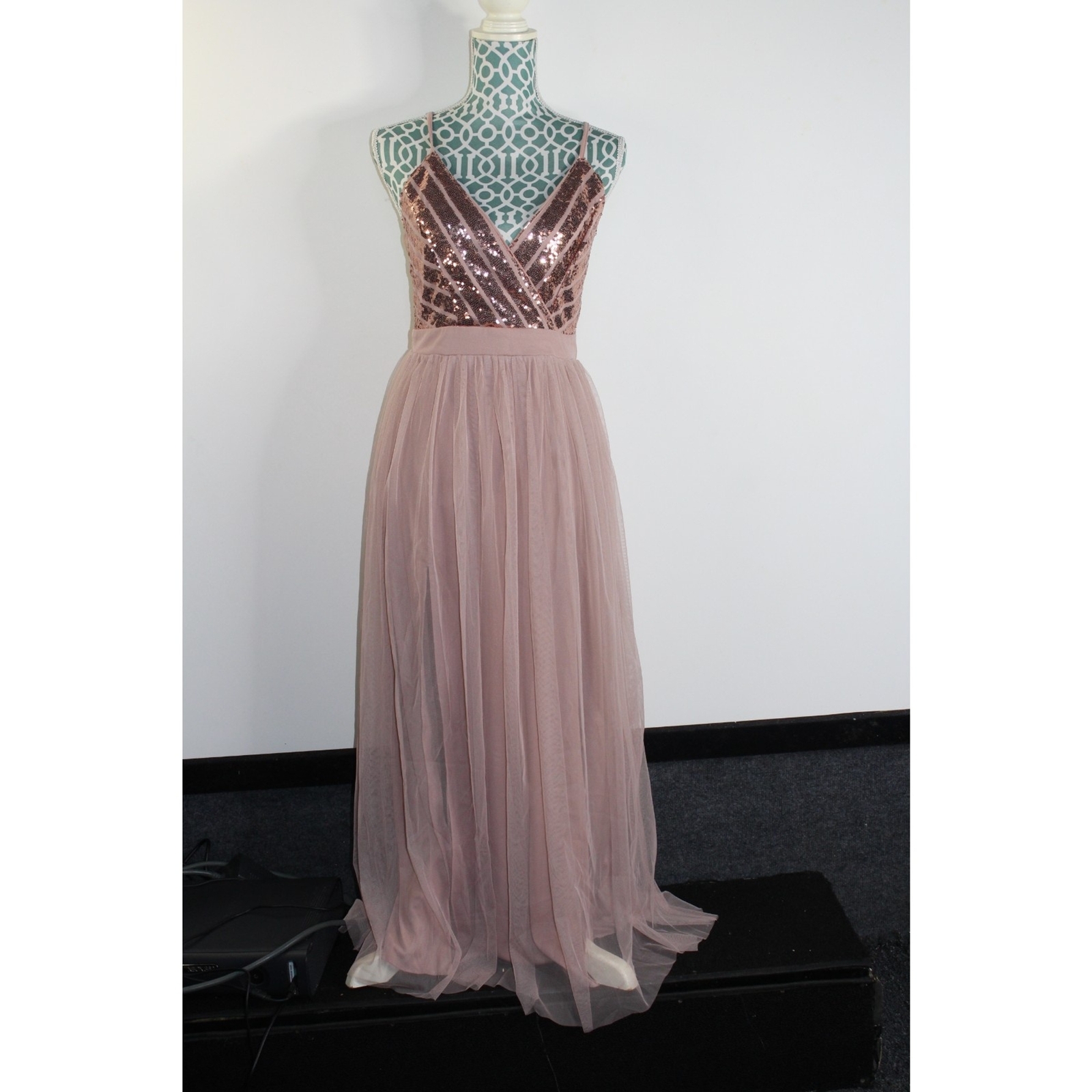 Fashion Nova Women’s Flowy Maxi Dress with Form-Fitting Design  -image