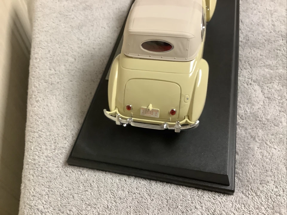 CORD 810 1936 CUPÉ AMARILLO 1/18 MODELO COCHE FUNDIDO A PRESIÓN POR MODELOS DE FIRMA 18108 Foto 4 de 4