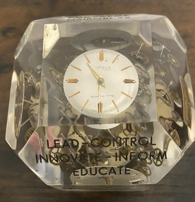 Vintage facettierter Plexiglas Briefbeschwerer ''Frozen Time Art'' explodierende Uhrenteile.