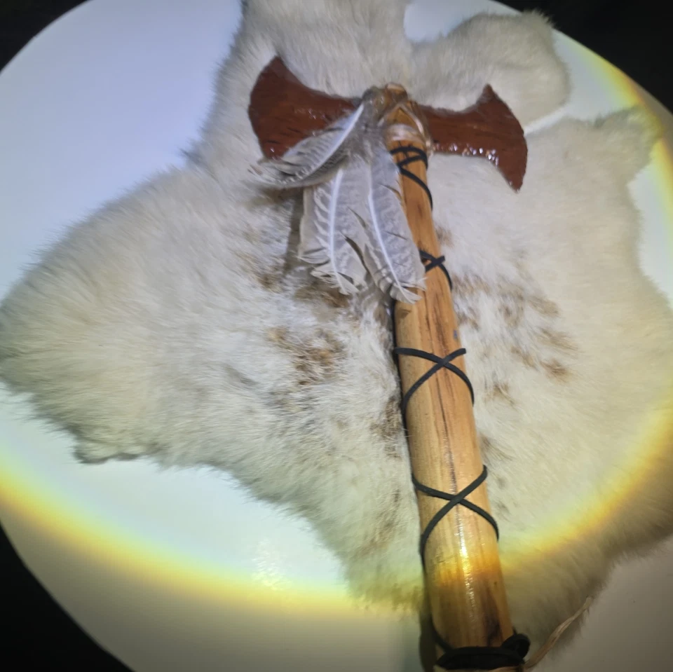 Obsidiana de caoba Tomahawk hecha a mano personalizada, con envoltura de cuero con mango de nogal americano. Foto 2 de 4