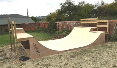 Skateboard garden skate ramp half pipe 