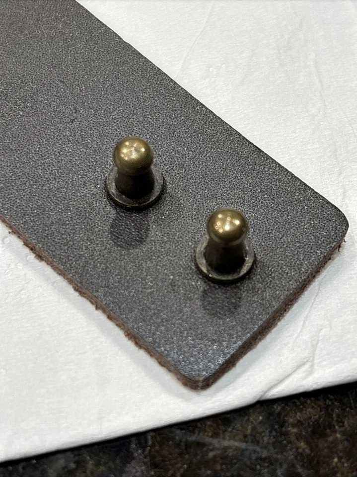 Brazalete de cuero marrón con cotización de latón J. R. R. Tolkien con placa extraíble Foto 4 de 4