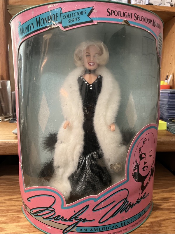 1993 Marilyn Monroe Spotlight Splendor Collector’s Never Opened Box Has Damage