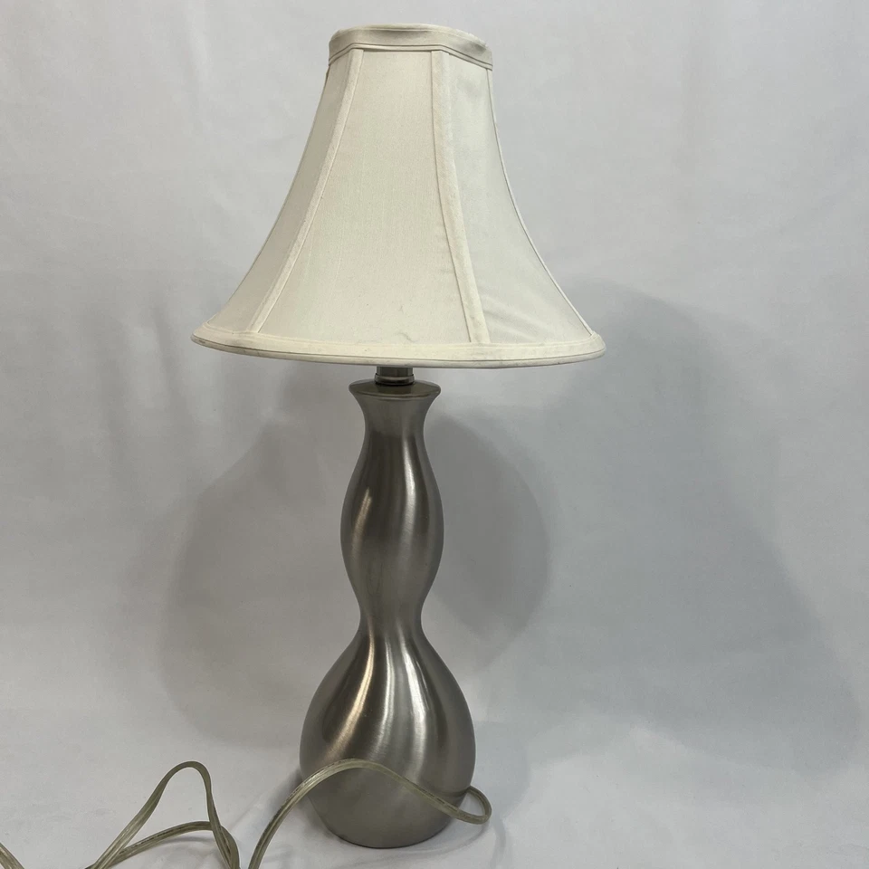 Lámpara de mesa moderna de níquel cepillado con pantalla de tela pequeña lámpara de acento Foto 2 de 4
