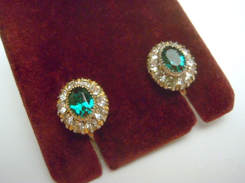VINTAGE 1940s VARGAS FAUX EMERALD RHINESTONE SCREW BACK EARRINGS