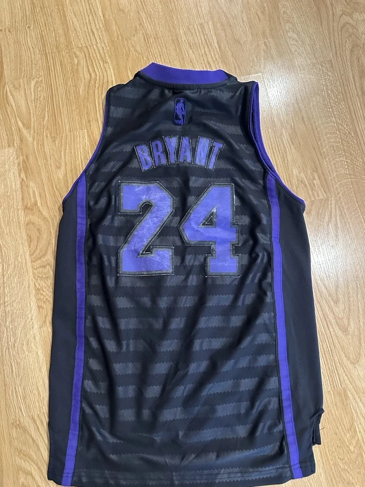 Camiseta Adidas LA Lakers Kobe Bryant Groove Moda Swingman, Juventude Média - Imagem 4 de 4