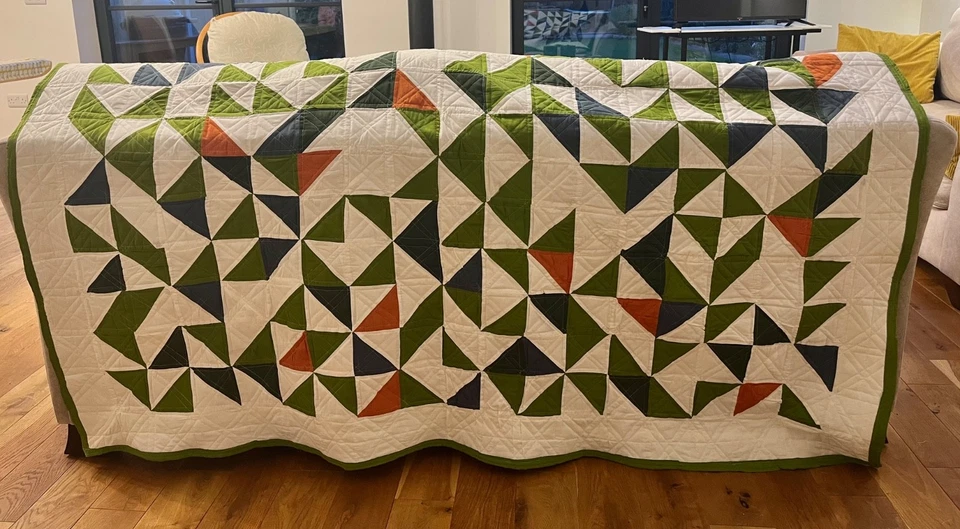 Edredón triangular moderno, colorido. Brillante. Para una cama doble. Ideal como un tiro. - Imagen 2 de 4