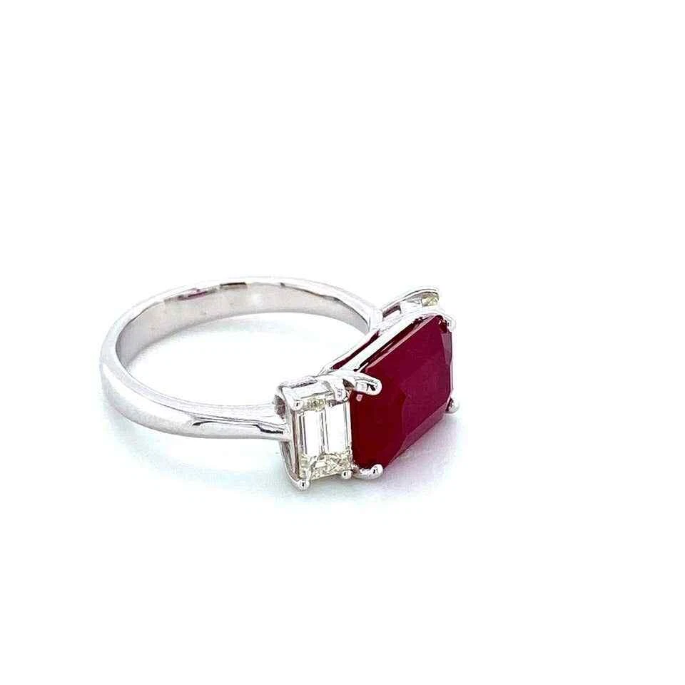 Features A Red Emerald Cut Natural 3.80CT Ruby & Two White CZ Three Stone Ring Foto 3 de 4