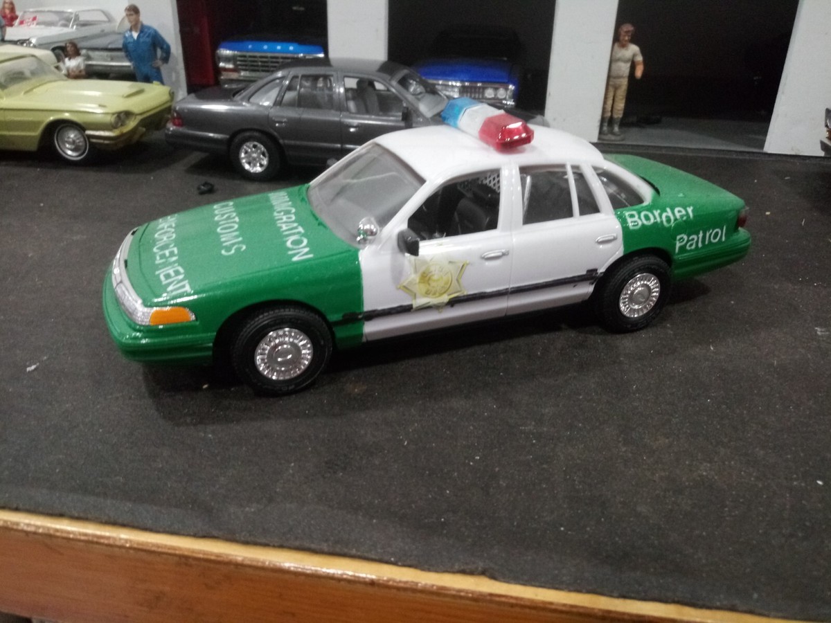 Ｋ*９様 Lindberg FORD CROWN VICTORIA 1/25 2 Lindberg 1/25 Kit Ford Crown Victoria Model border Patrol car | eBay