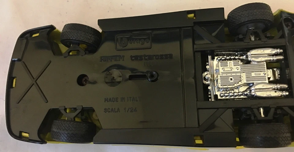 Ferrari Testarossa 1984 Burago scala 1/25 - Immagine 2 di 3