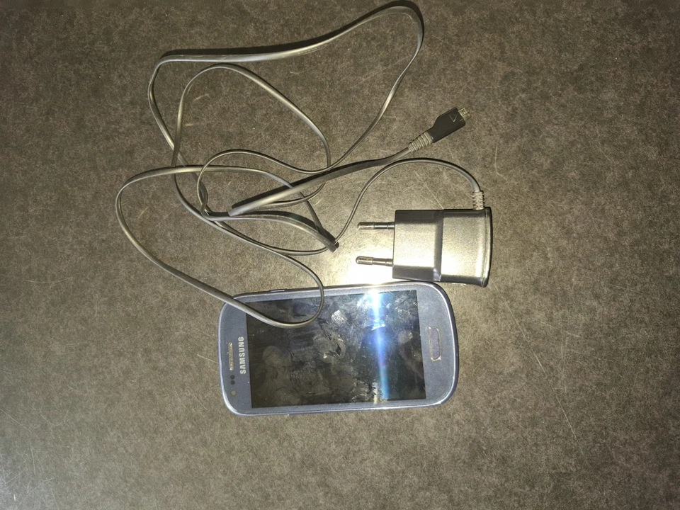 Samsung Galaxy S III mini GT-I8190 8GB ohne NFC Smartphone Ohne Simlock - Pebble, Foto 2 von 2