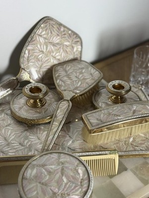 Vintage besticktes Blumen Schminktisch Set - Gold & Elfenbein