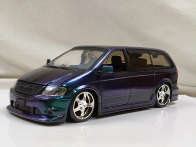 Jada 1/24 Chrysler Town & Country Custom Modified Restauration Minivan Modellauto