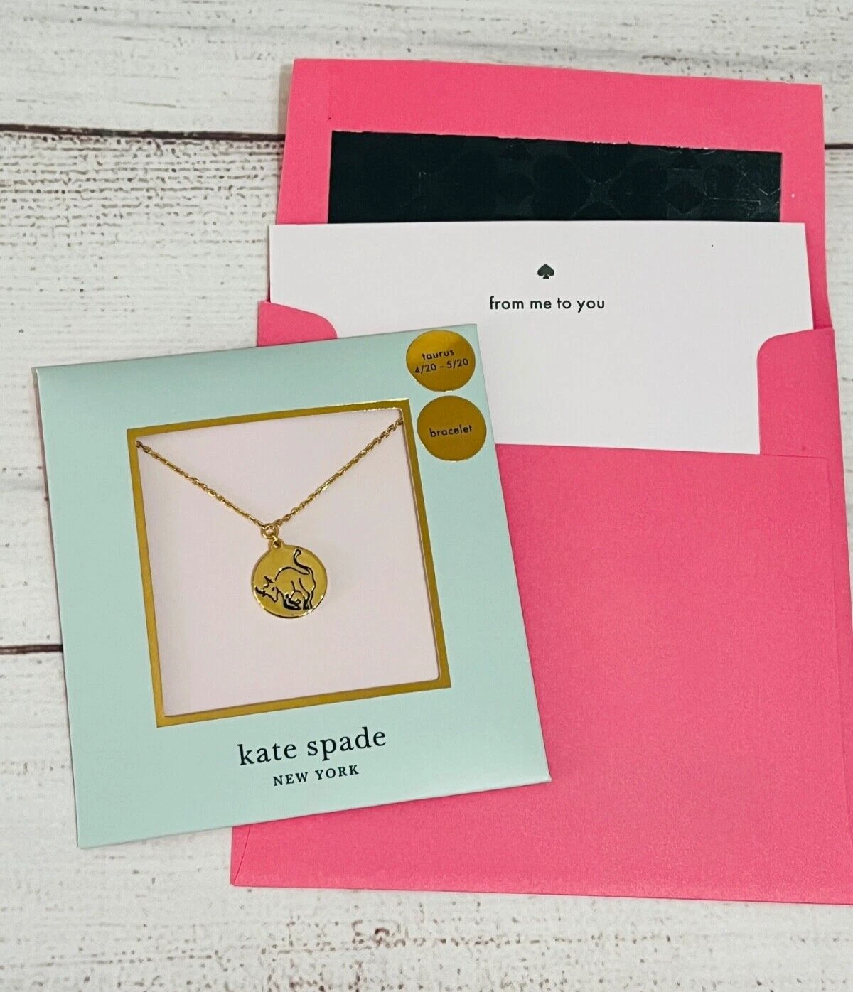 Bracciale Kate Spade New York tono oro Toro ciondolo romantico con cartellino rosa