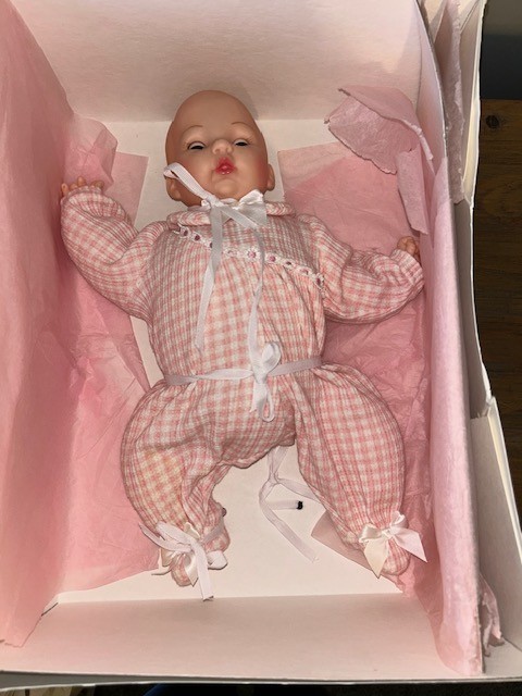 New Orig Box 1999 Madame Alexander Daisy Victoria 14" doll 2