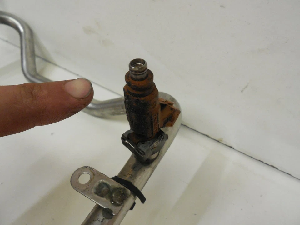 00-06 Mercedes W215 CLS500 S500 CL500 Fuel Rail railing W/Injectors 1130700595 - Image 3 of 4