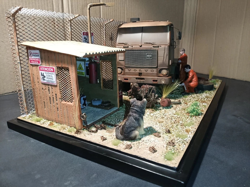 1/10 DIORAMA CON VITRINA DE CAMION VOLVO F88 1971 MCG MCG18141 1:18 CON 3 FIGURA - Imagen 2 de 4