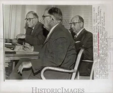 1955 Press Photo Dr. John Beard and attorneys talks with J.W. Edgar in Austin.