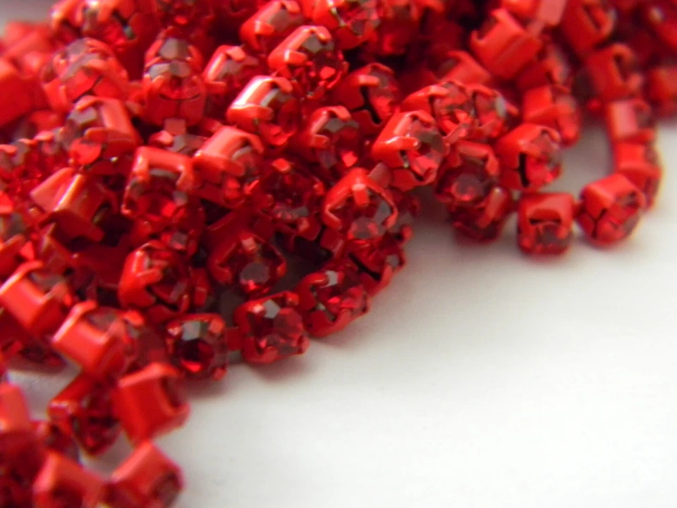 Cadena de copa de diamantes de imitación AB rojos de 3 mm en montura roja, cadena roja por el pie Foto 4 de 4