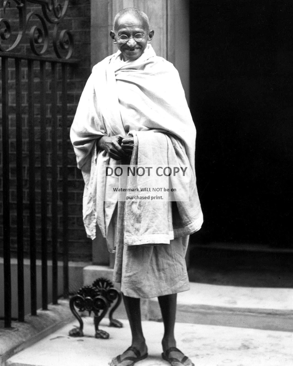 GANDHI STANDING IN FRONT OF 10 DOWNING STREET, LONDON 1931 8X10