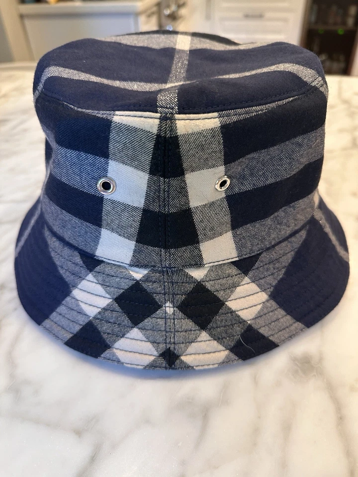 Sombrero Burberry Bucket Talla L Azul, Blanco y Negro Cuadros Con Plateado Foto 4 de 4
