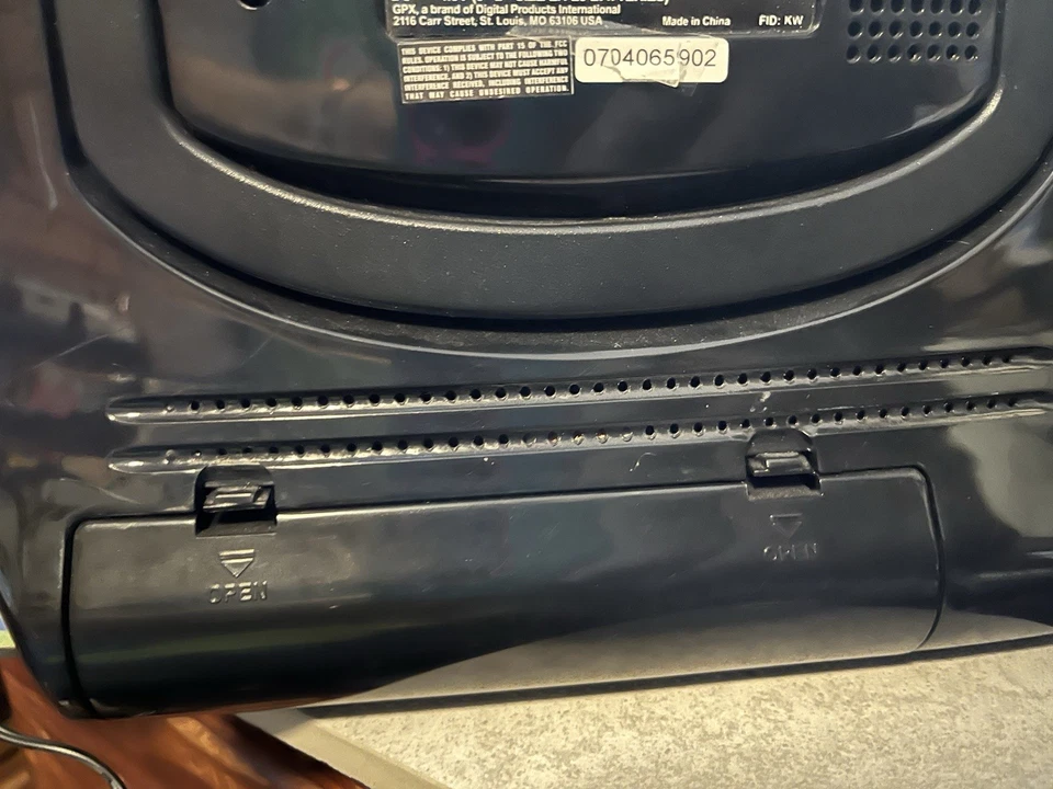 GPX R633B Shortwave AM-FM Clock Radio Black with Adapter - Image 4 of 4