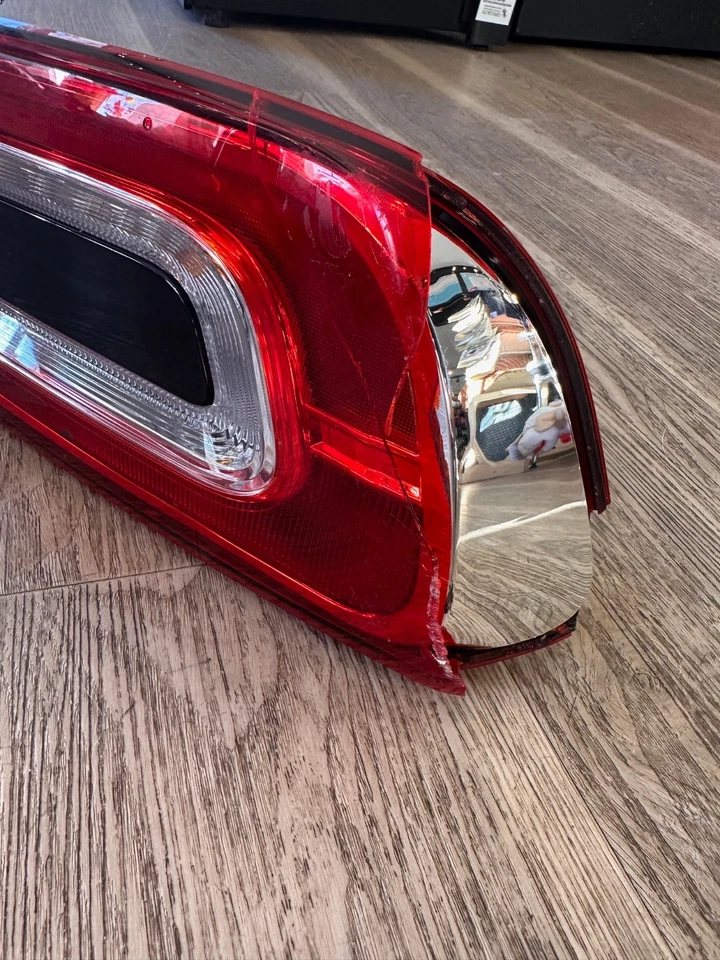 17-20 FIAT 124 SPIDER PASSENGER RIGHT QUARTER MOUNTED TAIL LIGHT LAMP *Cracked* - Image 3 of 4