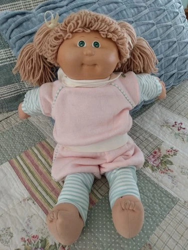 Vintage 1982 Xavier Roberts Cabbage Patch Doll Sandy Blonde-Original Outfit-Cert