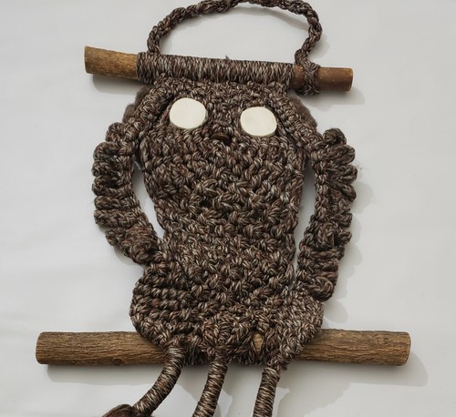  Macramé ancien hibou sur bois flotté suspension murale marron avec pompons *défaut sur bec* - Photo 5/11