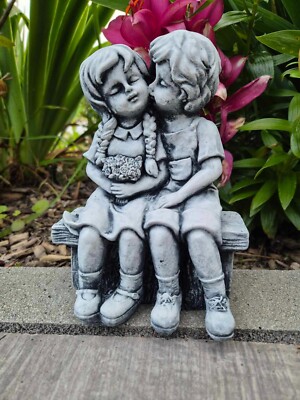 Steinfigur Kinder Junge und Mädchen auf Bank Dekoration Steinguss Frostsicher