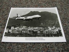 Flying Tigers 747 landing Hong Kong 8x10 phot...