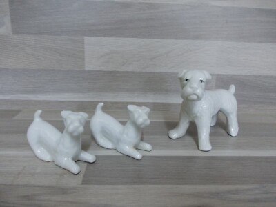 3 X Hund Fox Terrier Figur aus Porzellan alt nicht markiert L12cm / 7,50cm