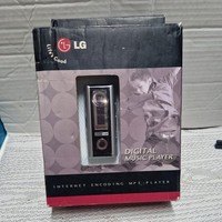 LG Digital Mp3 Music Player  32gb Memory Card bundle Mf-fm11e2k